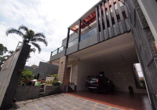 RUMAH LUX BANGUNAN MODERN DI SAYAP SUKAJADI DEKAT KARANG SETRA AREA BANDUNG UTARA