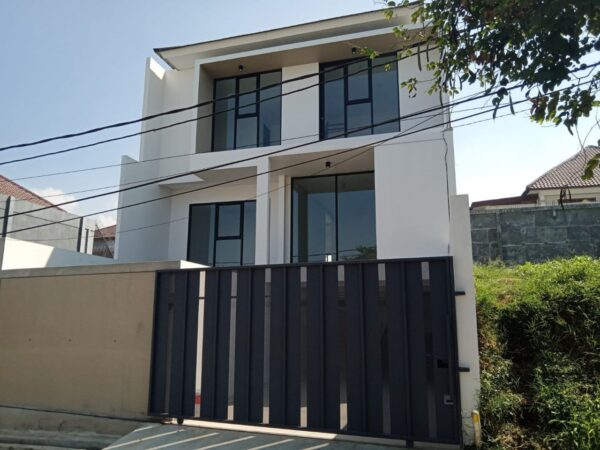 RUMAH BARU SPLIT LEVEL MINIMALIS MODERN DI KOMPLEK SETIABUDI REGENCY BANDUNG UTARA