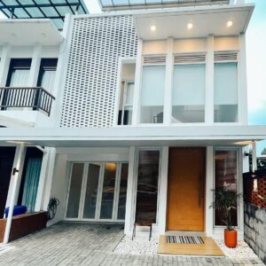 RUMAH BAGUS SIAP HUNI DENGAN KONSEP JAPANESE 2,5 LANTAI , DENGAN ROOFTOP VIEW PEGUNUNGAN DAN KOTA BANDUNG CIGADUNG DAGO