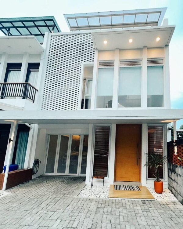 RUMAH BAGUS SIAP HUNI DENGAN KONSEP JAPANESE 2,5 LANTAI , DENGAN ROOFTOP VIEW PEGUNUNGAN DAN KOTA BANDUNG CIGADUNG DAGO