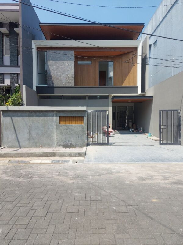 DIJUAL RUMAH BARU MODERN TROPICAL DI KOMPLEK ELIT BATUNUNGGAL, BUAH BATU, BANDUNG.