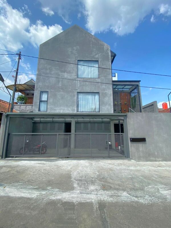 RUMAH BERGAYA INDUSTRIAL MODERN 3,5 LANTAI DI SAYAP PHH.MUSTOFA PADASUKA