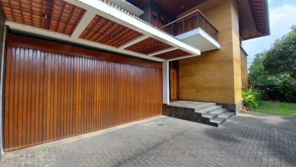 DIJUAL RUMAH MEWAH TERAWAT SEMI FURNISHED DI JALAN UTAMA JUANDA DAGO
