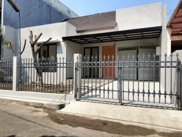 RUMAH DI KOMPLEK LEUWISARI DEKAT TERMINAL LEUWI PANJANG BANDUNG KOTA