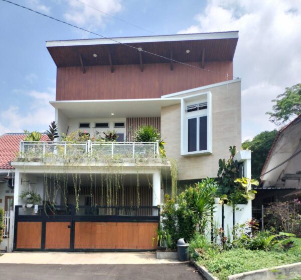 RUMAH FULL FURNISHED KOLAM RENANG PRIBADI DI KOMPLEK ARCAMANIK ENDAH