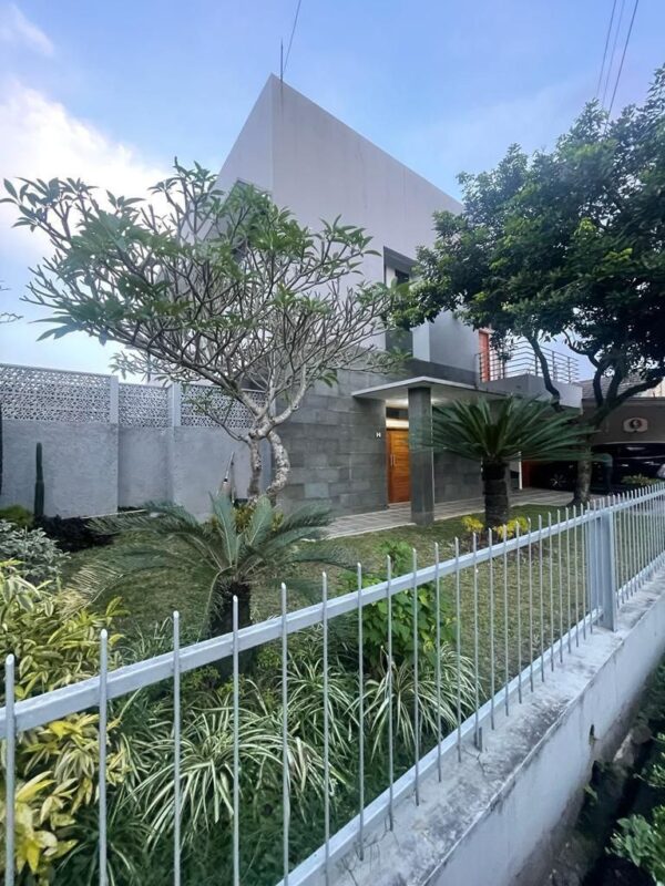 DIJUAL RUMAH MEWAH OPEN SPACE HALAMAN LUAS DI GOLF BARAT ARCAMANIK BANDUNG TIMUR