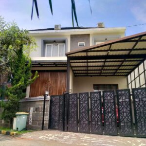 DIJUAL RUMAH LUX SEMI FURNISH SIAP HUNI 2 LANTAI LOKASI KOMPLEK ADIPURA GEDEBAGE