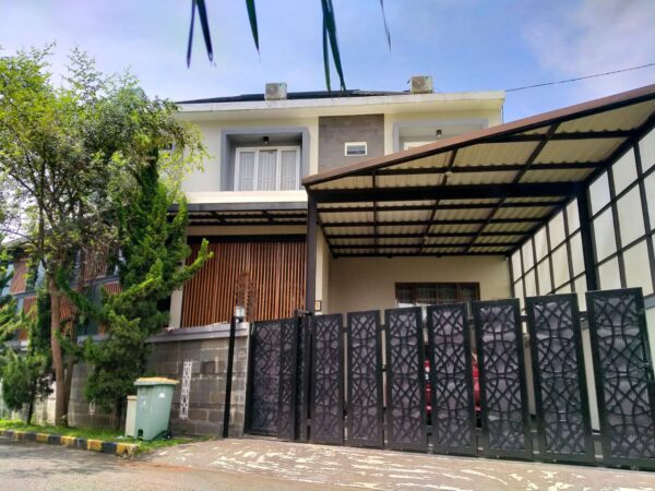 DIJUAL RUMAH LUX SEMI FURNISH SIAP HUNI 2 LANTAI LOKASI KOMPLEK ADIPURA GEDEBAGE