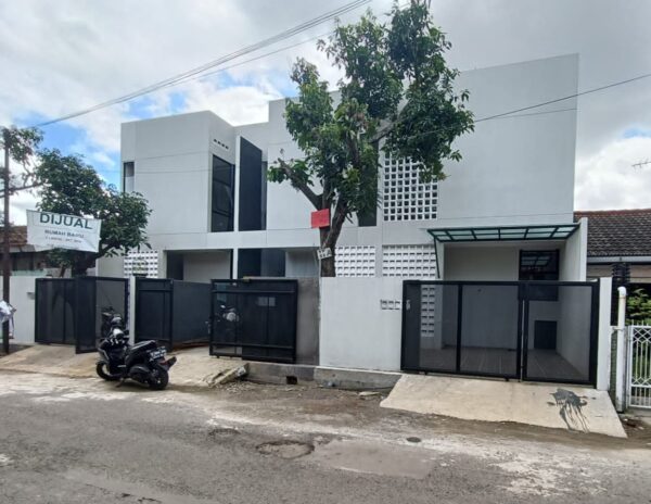 RUMAH BARU MINIMALIS DESIGN ELEGAN DI JALAN UTAMA KOMPLEK RIUNG BANDUNG