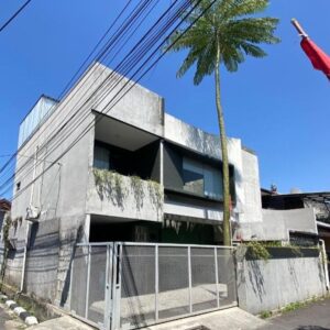 DIJUAL CEPAT RUMAH SIAP HUNI POSISI HOOK BERGAYA INDUSTRIAL DI RIUNG BANDUNG