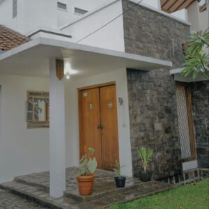 RUMAH LUAS ASRI DAN TERAWAT BANGUNAN ESTETIK DI PERUMAHAN EXCLUSIVE CIGADUNG DAGO