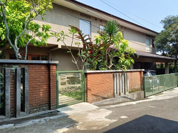 RUMAH TINGGAL KLASIK DAN HOMEY DI KAWASAN PERUMAHAN EXCLUSIVE CIGADUNG, DAGO BANDUNG UTARA