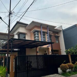DIJUAL RUMAH SANGAT TERAWAT DI LINGKUNGAN NYAMAN DAN AKSES BAGUS AREA MARGAHAYU RAYA KOTA BANDUNG