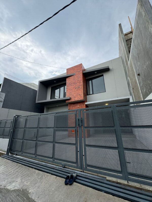 BRAND NEW, RUMAH BARU MODERN BANYAK BUKAAN DI LOKASI STRATEGIS BANDUNG KOTA AREA TURANGGA