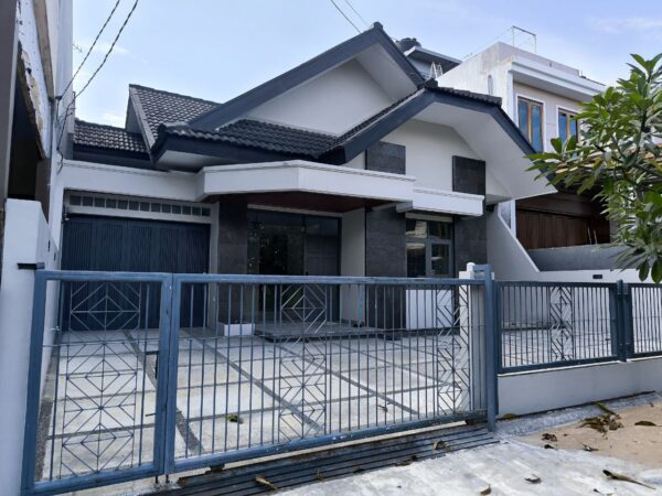 Rumah baru direnovasi total di komplek elite - CIMAHI.