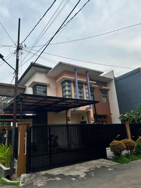 DIJUAL RUMAH SANGAT TERAWAT DI LINGKUNGAN NYAMAN DAN AKSES BAGUS AREA MARGAHAYU RAYA KOTA BANDUNG