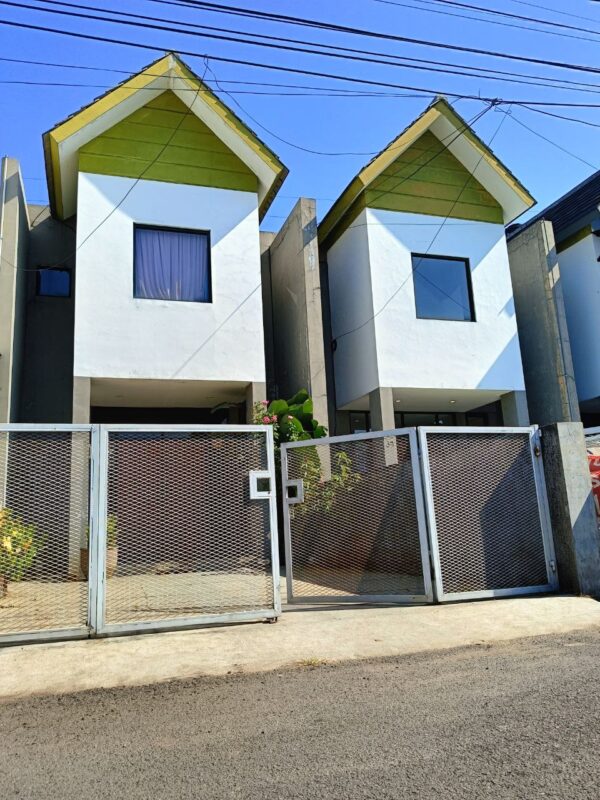 RUMAH KONSEP MINIMALIS DENGAN BANYAK BUKAAN 2 LANTAI LOKASI AREA ARCAMANIK KOTA BANDUNG