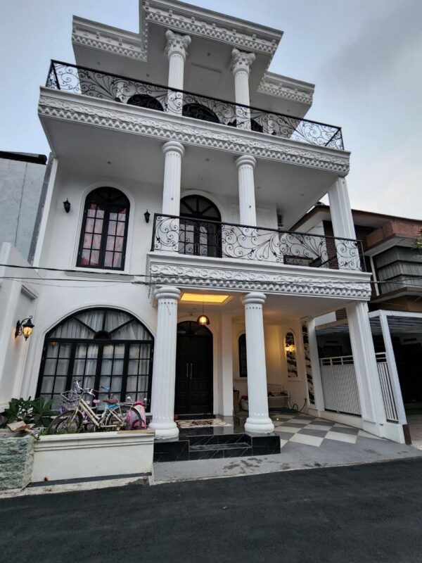Rumah mewah 3 lantai Gaya eropa Clasic di Antapani