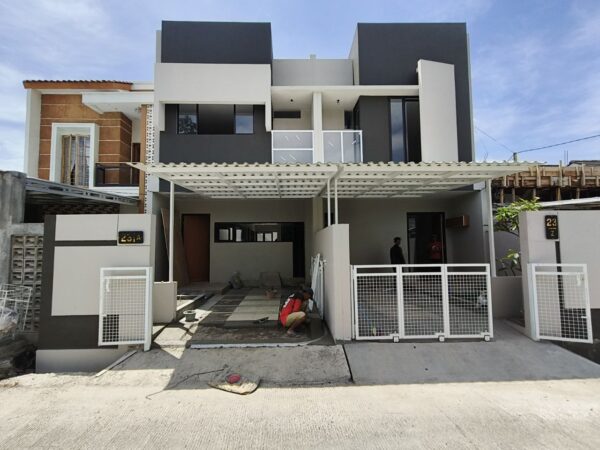 RUMAH TINGGAL DI CISARANTEN ARCAMANIK BANDUNG TIMUR, 2 LANTAI KONSEP MODERN