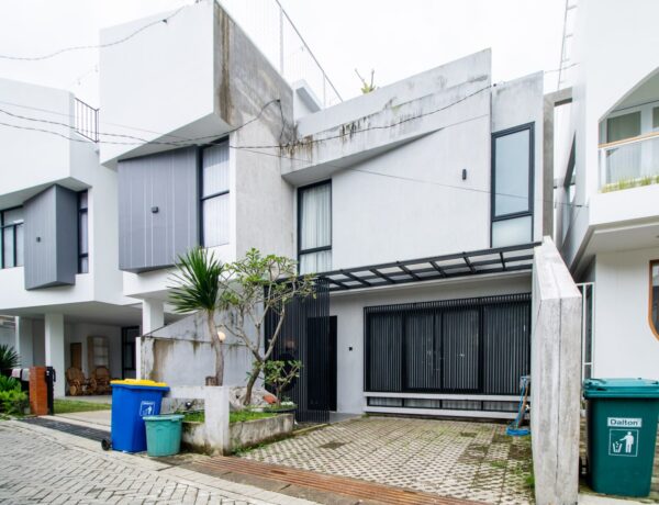 Rumah Villa Mewah Plus Kolam Renang Dekat UPI Setiabudi di Perumahan Syariah Lembang