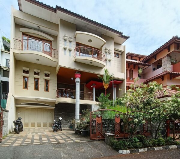 DIJUAL CEPAT RUMAH KLASIK BANGUNAN KOKOH PARAHYANGAN RUMAH VILLA GEGERKALONG BANDUNG UTARA