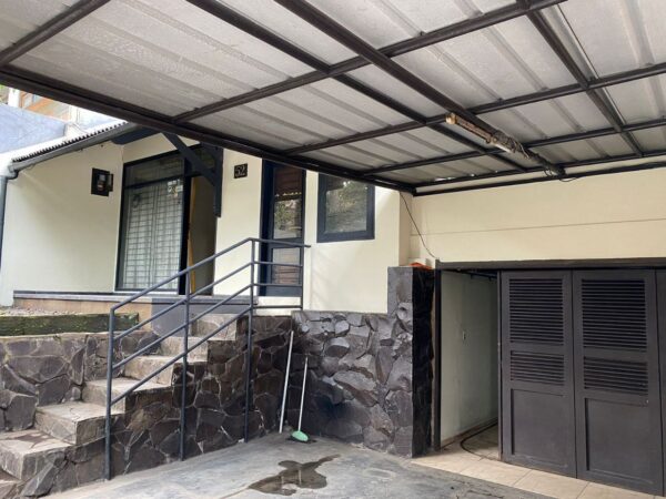 DIJUAL CEPAT RUMAH TERAWAT STRATEGIS DI JALAN UTAMA SARIJADI BANDUNG UTARA