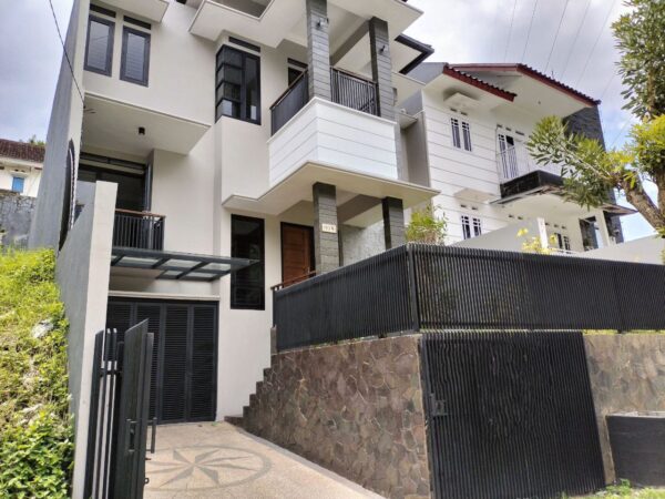 RUMAH TINGGAL MODERN SPLIT LEVEL BARU RENOVASI DI SETIABUDI REGENCY KAWASAN BANDUNG UTARA