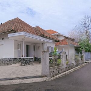 Rumah Heritage golongan C hitung tanah saja (hook) di sayap jl riau Bandung kota