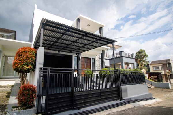 RUMAH SIAP HUNI DENGAN PRIVATE POOL INDOOR DALAM PERUMAHAN ISLAMI BANDUNG UTARA