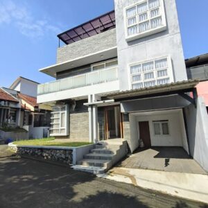 DIJUAL RUMAH BAGUS KONDISI TERAWAT BANGUNAN SPLIT LEVEL DI PERUMAHAN SARIWANGI DEKAT GEGERKALONG BANDUNG UTARA