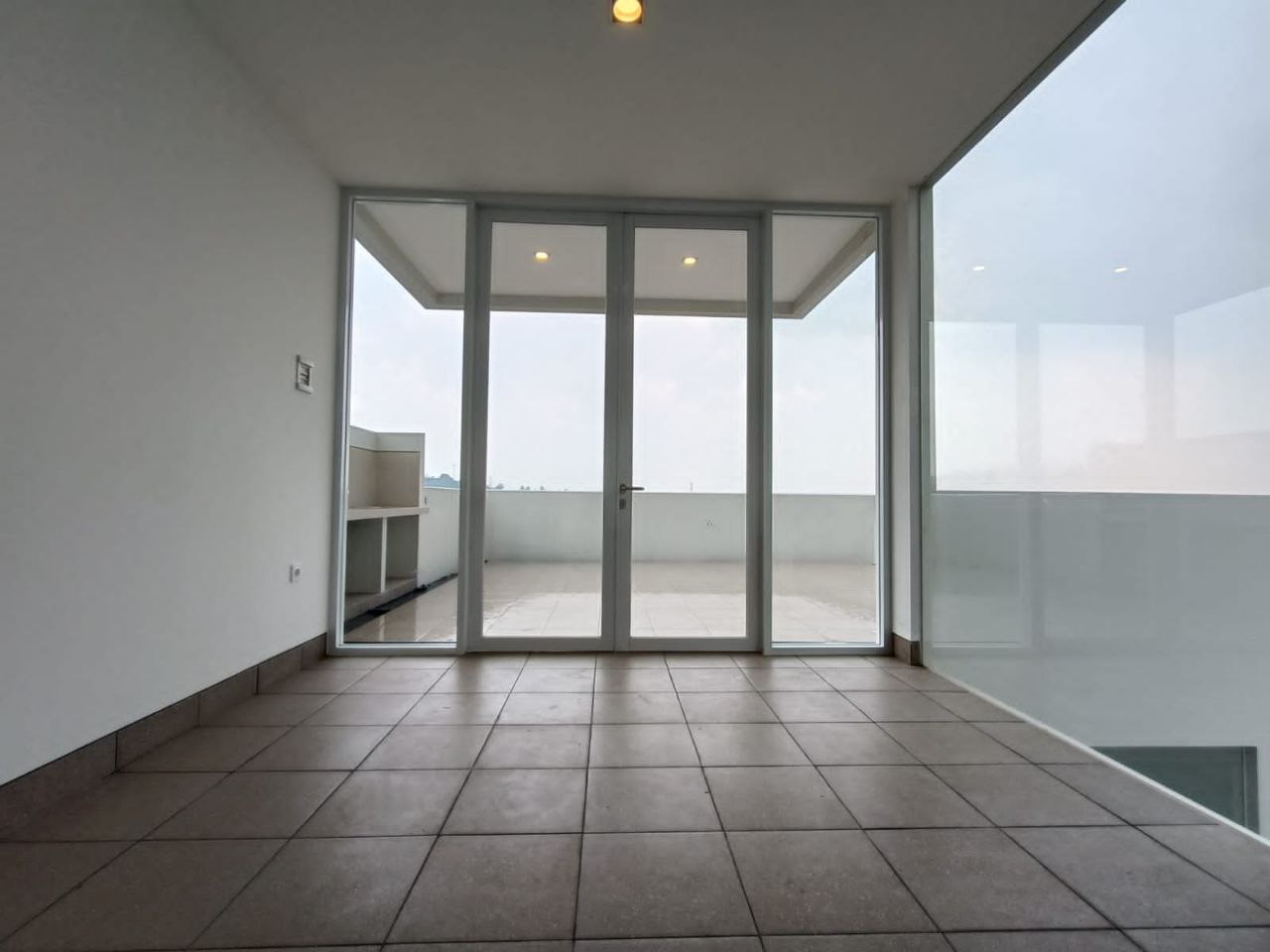 RUMAH BARU TROPIS MODERN BANYAK BUKAAN DI KAWASAN SETIABUDI REGENCY BANDUNG UTARA