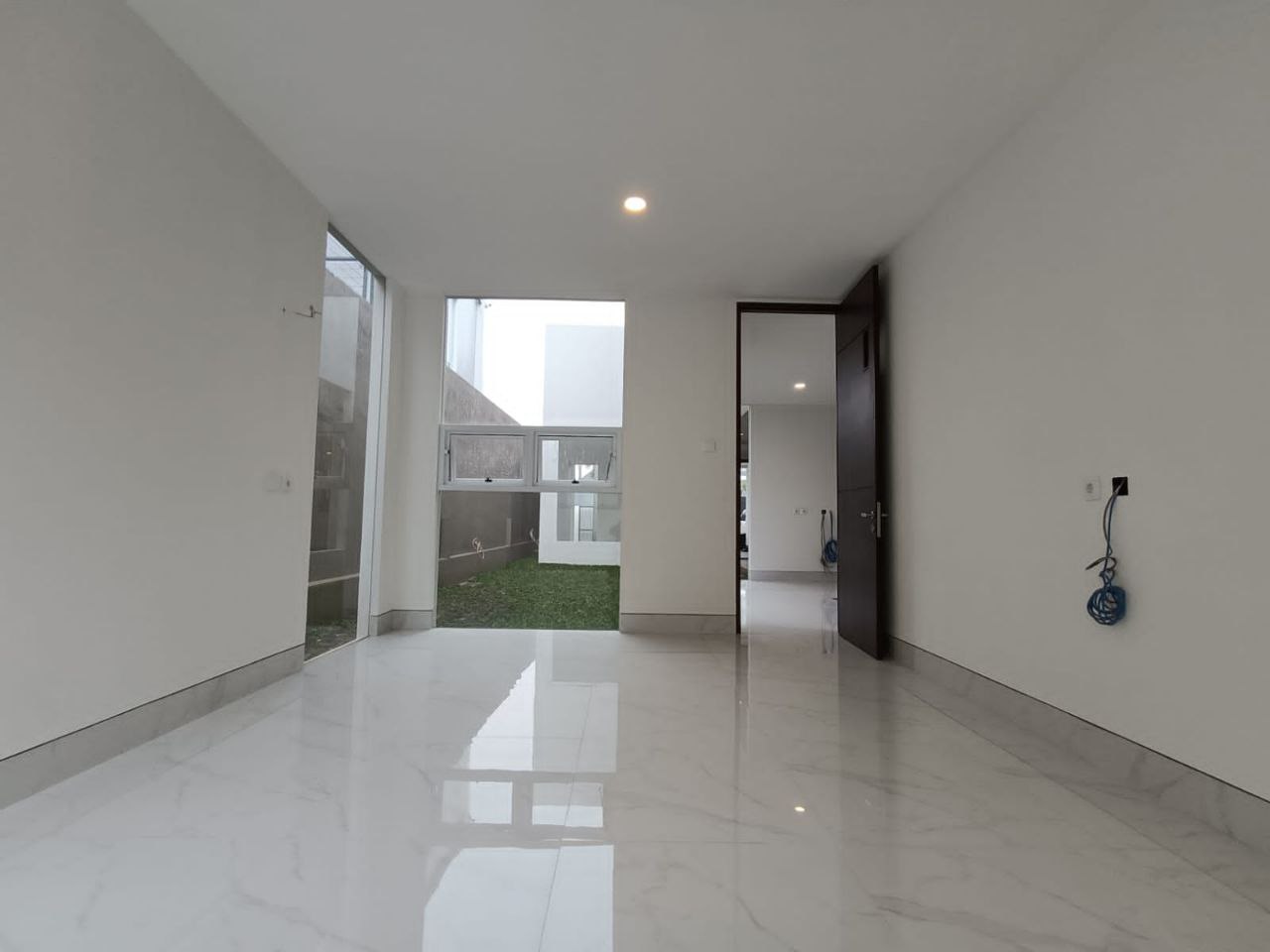 RUMAH BARU TROPIS MODERN BANYAK BUKAAN DI KAWASAN SETIABUDI REGENCY BANDUNG UTARA