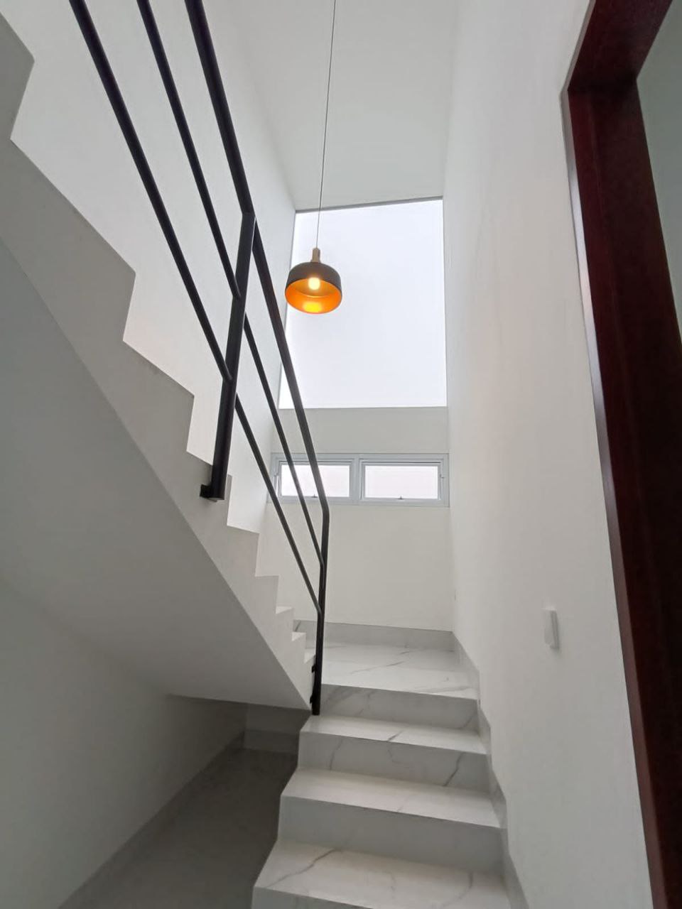 RUMAH BARU TROPIS MODERN BANYAK BUKAAN DI KAWASAN SETIABUDI REGENCY BANDUNG UTARA