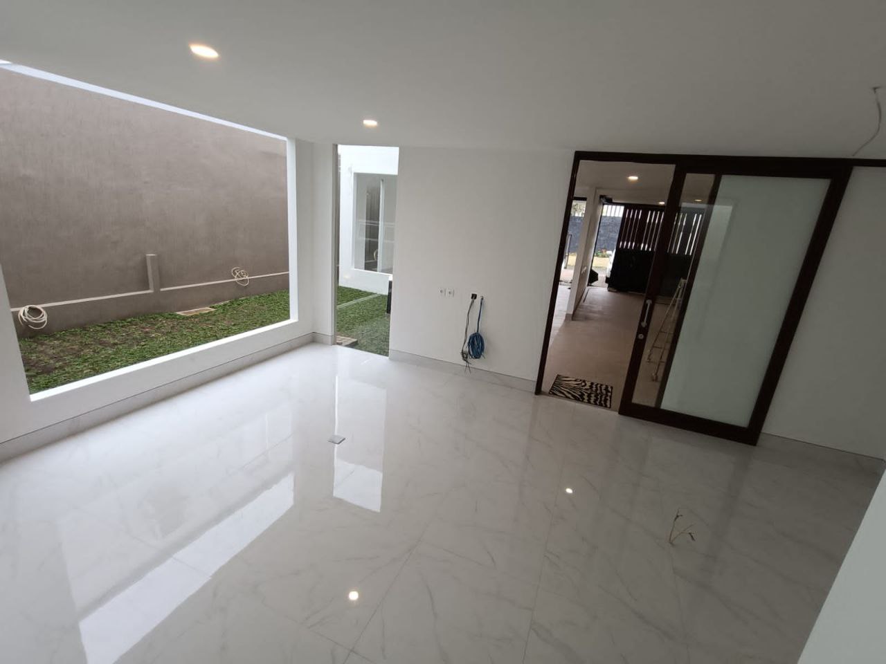 RUMAH BARU TROPIS MODERN BANYAK BUKAAN DI KAWASAN SETIABUDI REGENCY BANDUNG UTARA