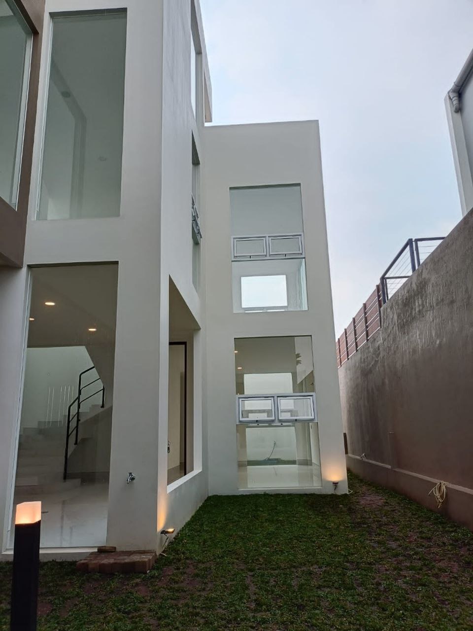 RUMAH BARU TROPIS MODERN BANYAK BUKAAN DI KAWASAN SETIABUDI REGENCY BANDUNG UTARA