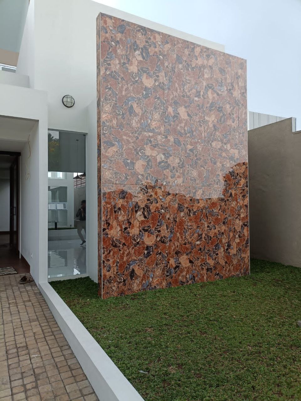 RUMAH BARU TROPIS MODERN BANYAK BUKAAN DI KAWASAN SETIABUDI REGENCY BANDUNG UTARA