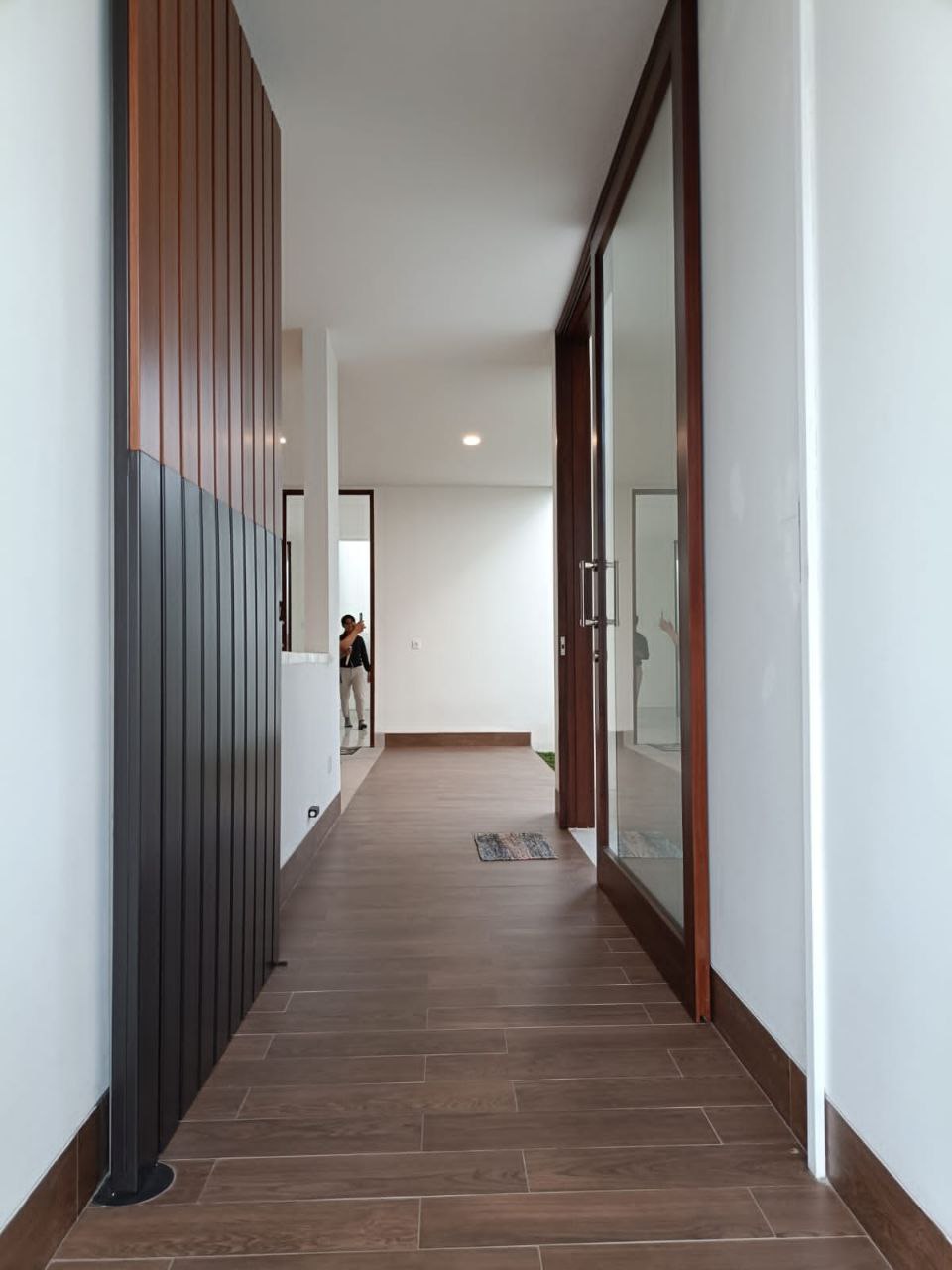 RUMAH BARU TROPIS MODERN BANYAK BUKAAN DI KAWASAN SETIABUDI REGENCY BANDUNG UTARA