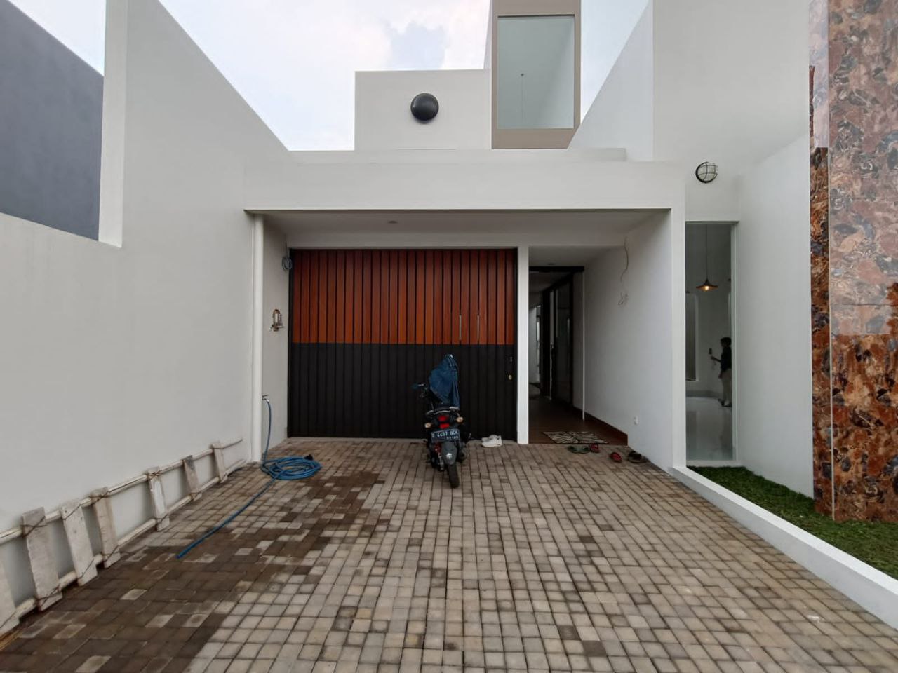 RUMAH BARU TROPIS MODERN BANYAK BUKAAN DI KAWASAN SETIABUDI REGENCY BANDUNG UTARA