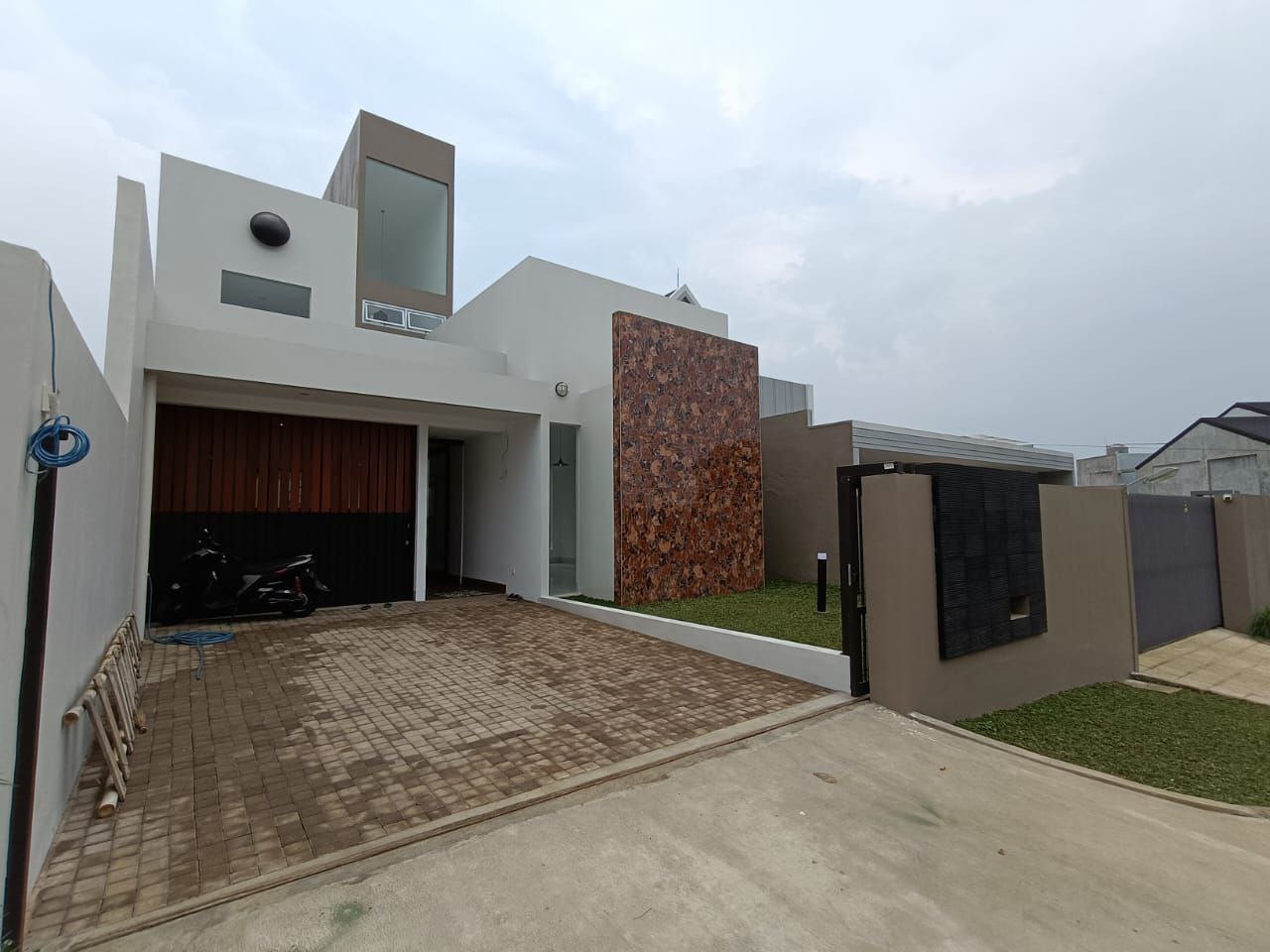 RUMAH BARU TROPIS MODERN BANYAK BUKAAN DI KAWASAN SETIABUDI REGENCY BANDUNG UTARA