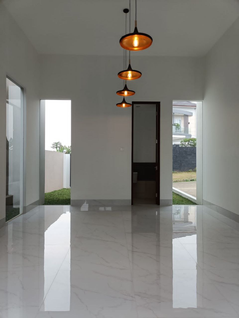 RUMAH BARU TROPIS MODERN BANYAK BUKAAN DI KAWASAN SETIABUDI REGENCY BANDUNG UTARA