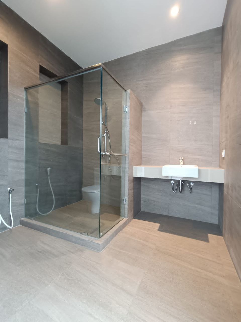 RUMAH BARU TROPIS MODERN BANYAK BUKAAN DI KAWASAN SETIABUDI REGENCY BANDUNG UTARA