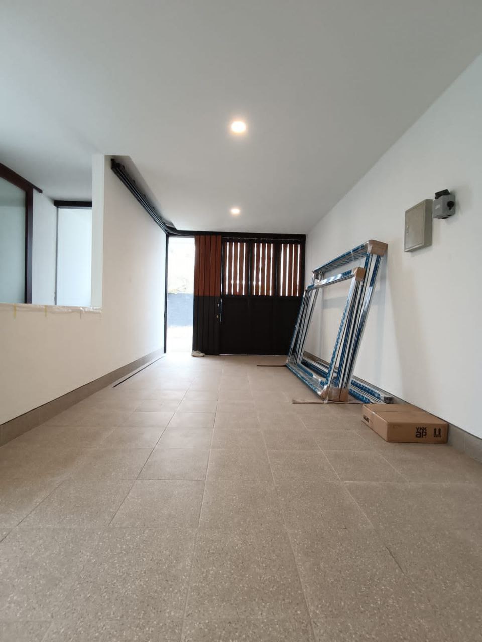 RUMAH BARU TROPIS MODERN BANYAK BUKAAN DI KAWASAN SETIABUDI REGENCY BANDUNG UTARA