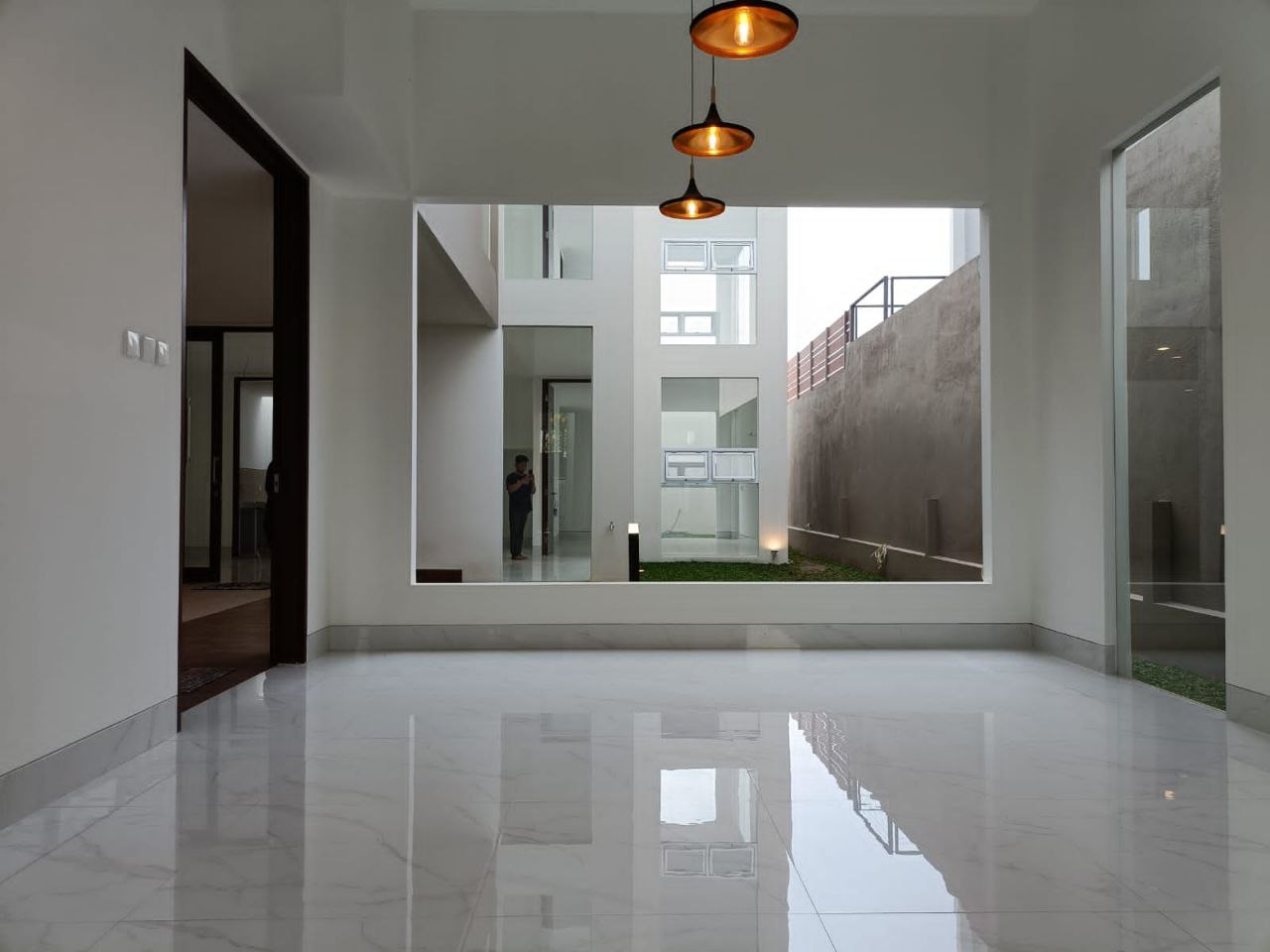 RUMAH BARU TROPIS MODERN BANYAK BUKAAN DI KAWASAN SETIABUDI REGENCY BANDUNG UTARA