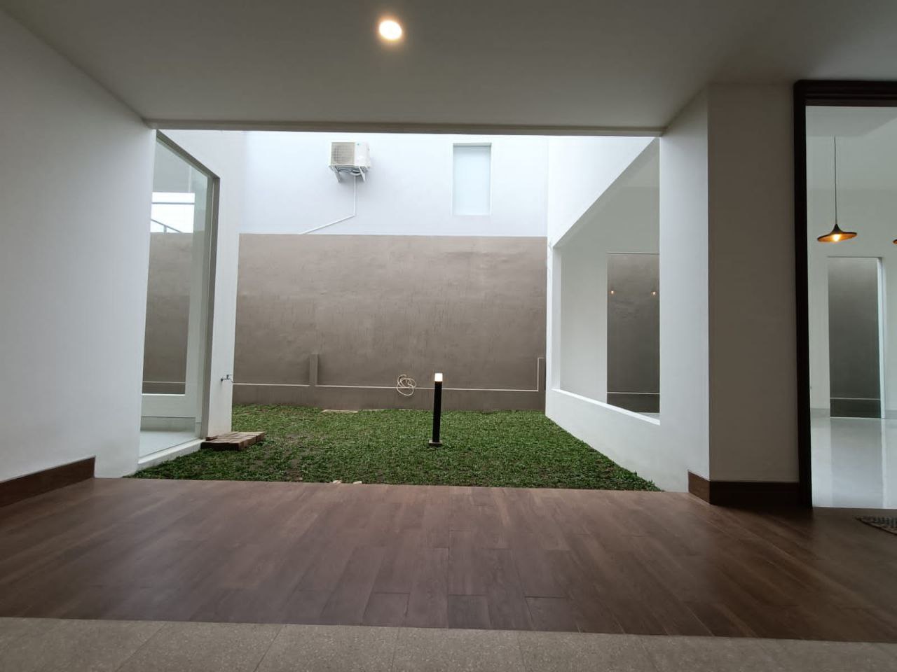 RUMAH BARU TROPIS MODERN BANYAK BUKAAN DI KAWASAN SETIABUDI REGENCY BANDUNG UTARA