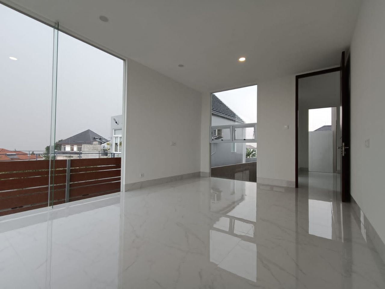 RUMAH BARU TROPIS MODERN BANYAK BUKAAN DI KAWASAN SETIABUDI REGENCY BANDUNG UTARA