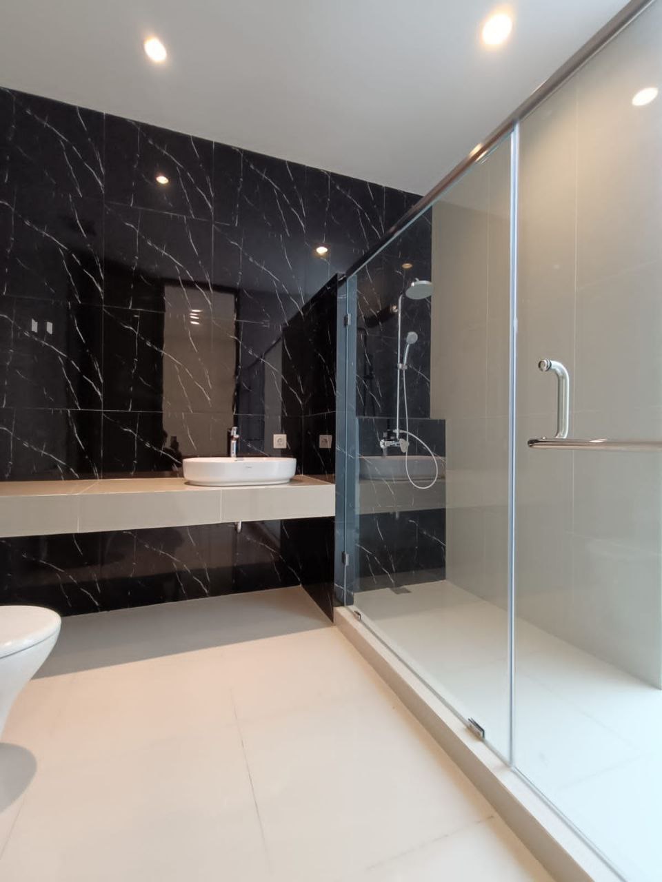 RUMAH BARU TROPIS MODERN BANYAK BUKAAN DI KAWASAN SETIABUDI REGENCY BANDUNG UTARA